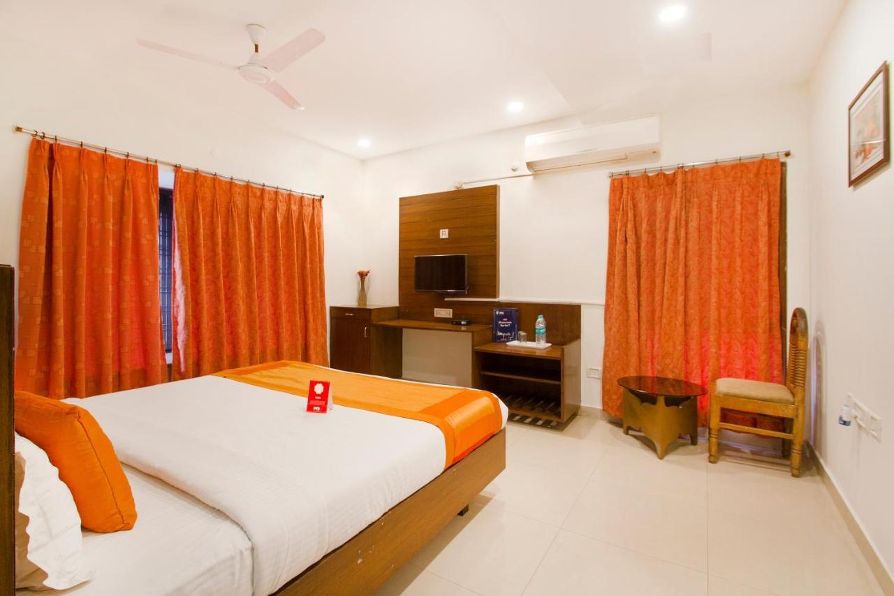 Vaccinated Staff - Oyo 11400 The Down Town Suites Hyderabad Eksteriør billede