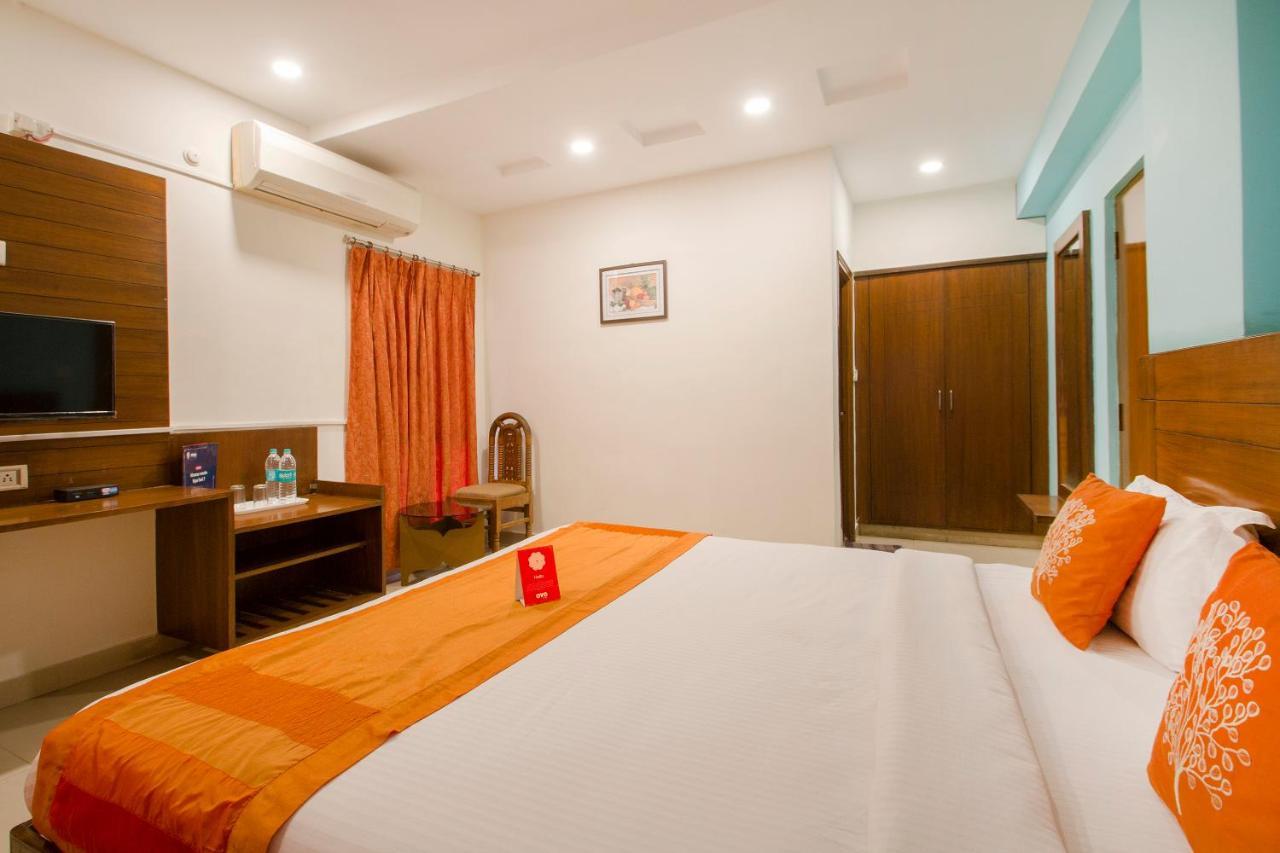 Vaccinated Staff - Oyo 11400 The Down Town Suites Hyderabad Eksteriør billede