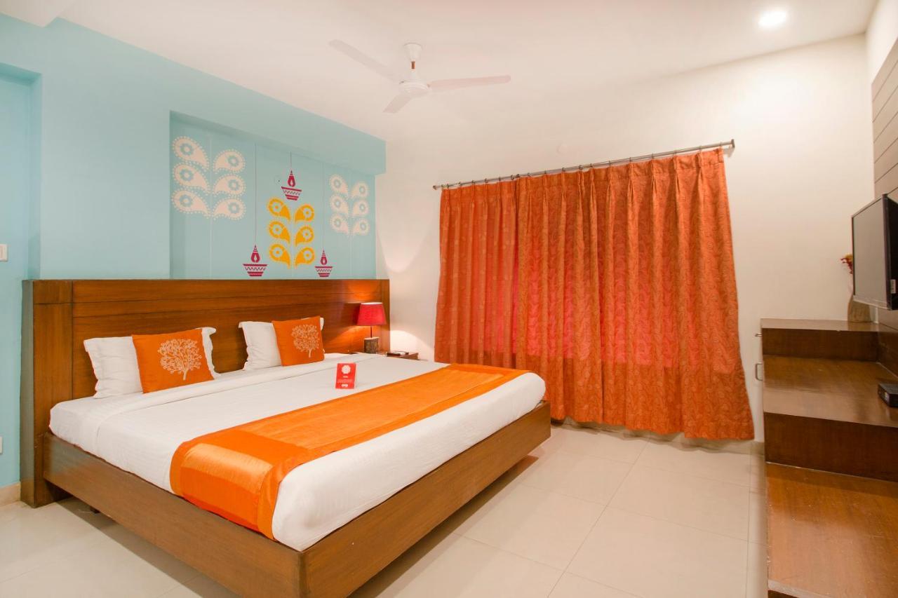 Vaccinated Staff - Oyo 11400 The Down Town Suites Hyderabad Eksteriør billede