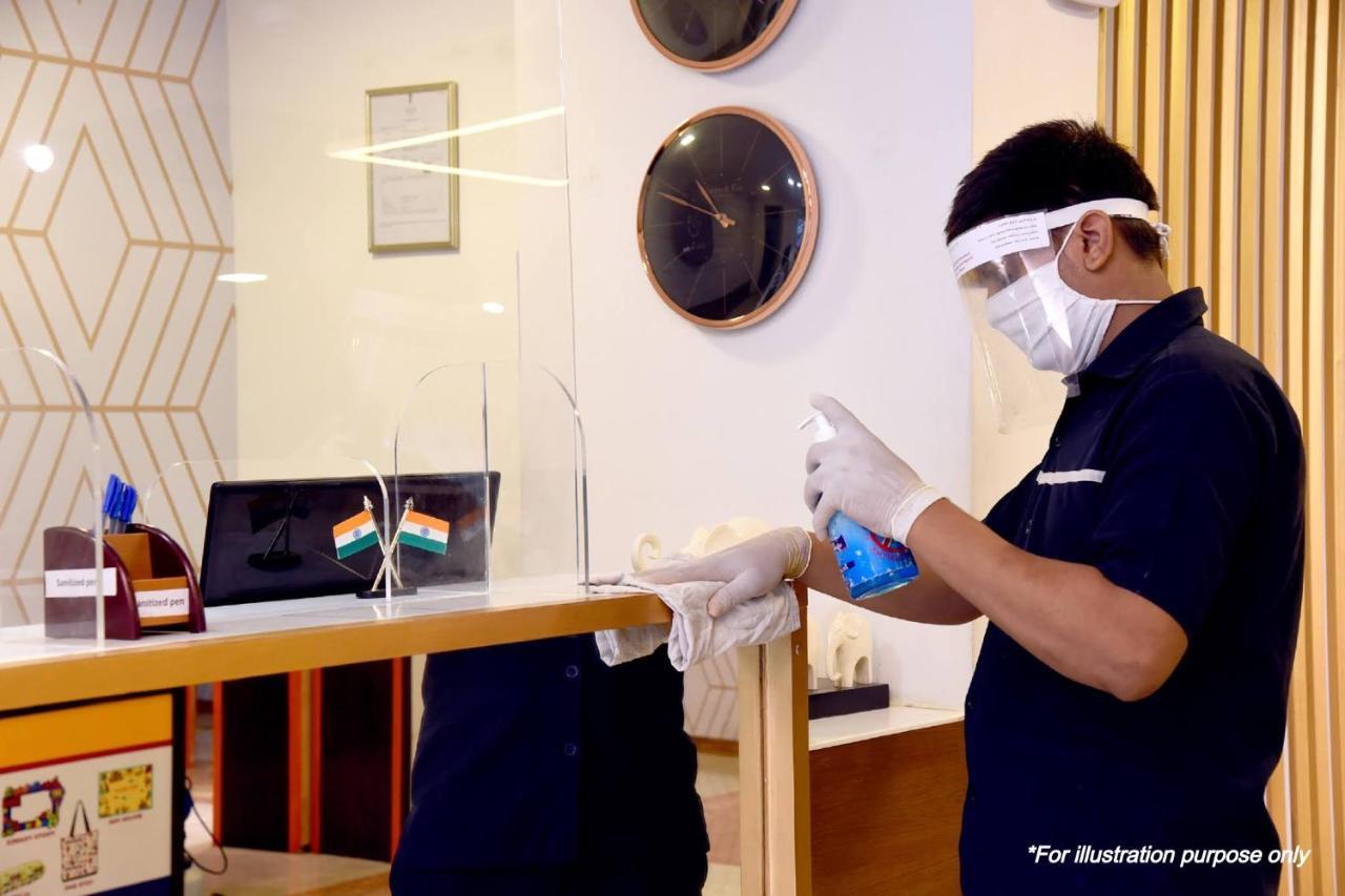 Vaccinated Staff - Oyo 11400 The Down Town Suites Hyderabad Eksteriør billede