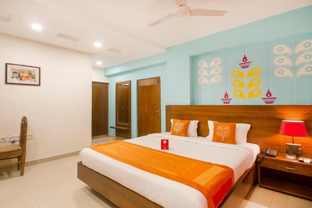 Vaccinated Staff - Oyo 11400 The Down Town Suites Hyderabad Eksteriør billede
